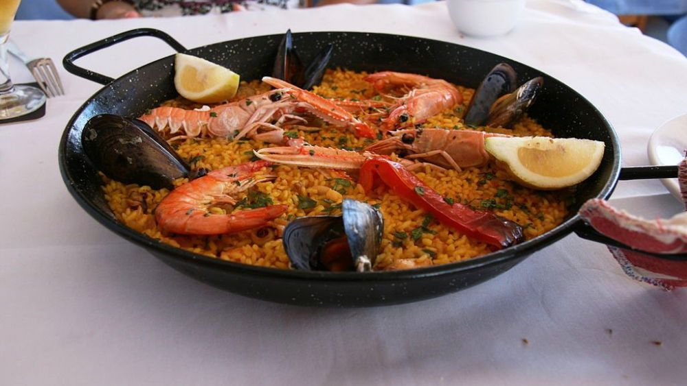 Receta tradicional de paella valenciana para preparar en casa