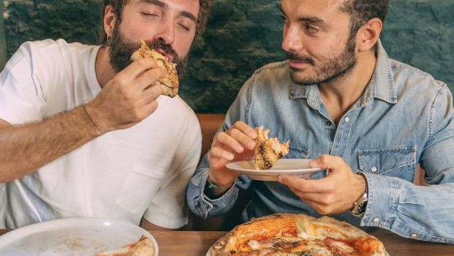 Hermanos Figurato, ganadores del segundo puesto a la mejor pizzería de Europa 2022, comiendo sus pizzas / Foto: Instagram