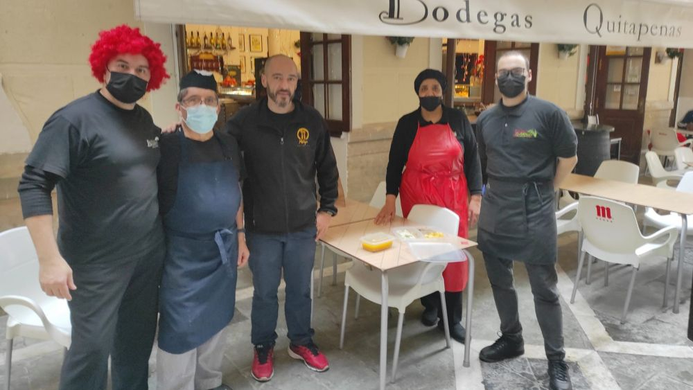 Trabajadores de la Bodega Quitapenas, en Málaga / Álvaro Muñoz