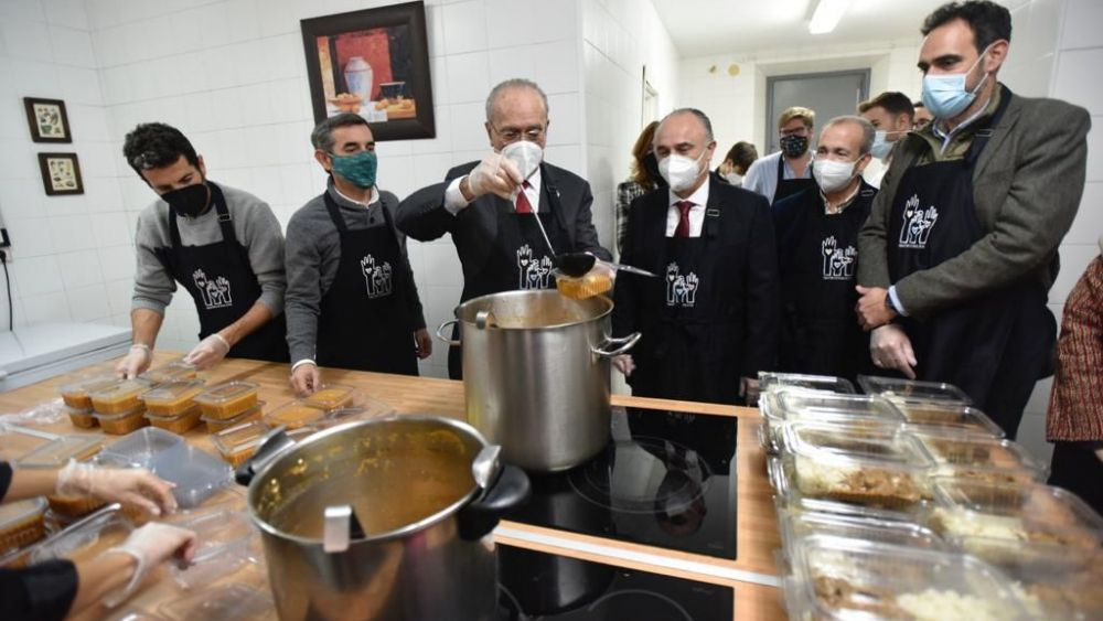 Autoridades con el puchero en una cocina solidaria participante en Gastrosuma / Álvaro Muñoz