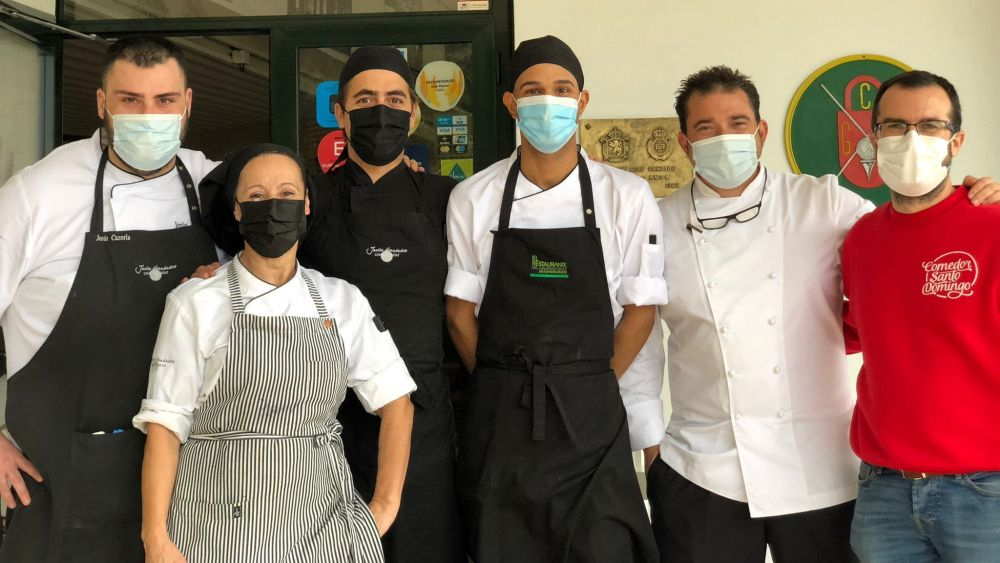 El chef Javier Hernández y su equipo de cocina de Candado Golf / Álvaro Muñoz