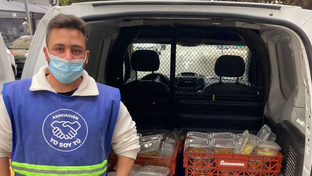 Voluntario de reparto del menú solidario en Málaga / Álvaro Muñoz