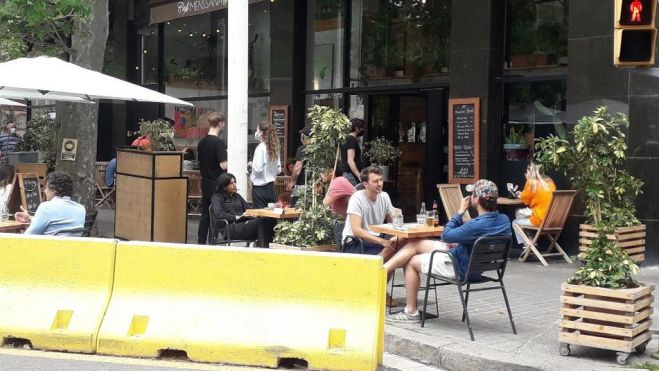 Terraza de Barcelona invadiendo el espacio público / @FAVBcn Terraza de Barcelona invadiendo el espacio público / @FAVBcn