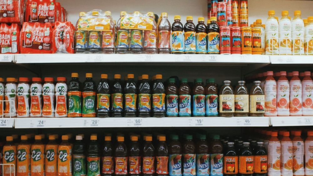 Estante de refrescos en un supermercado / Pexels