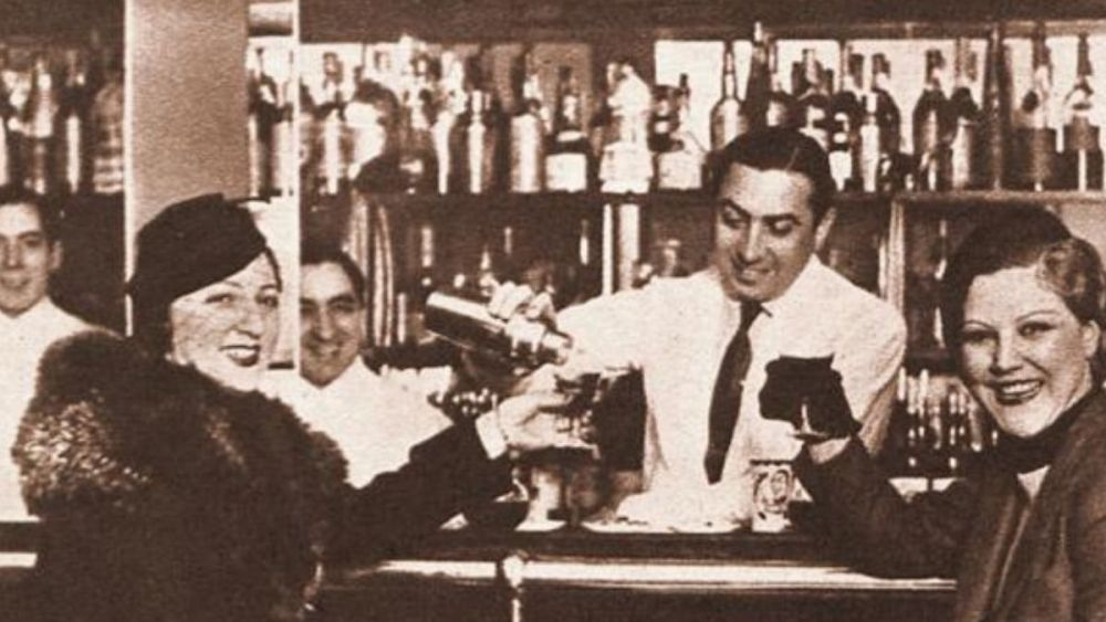 Perico Chicote en su bar en 1935 / Hemeroteca digital de la Biblioteca Nacional de España