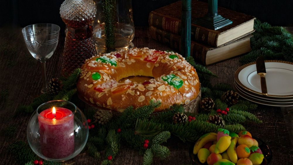Roscón de reyes con decoración navideña / Pexels
