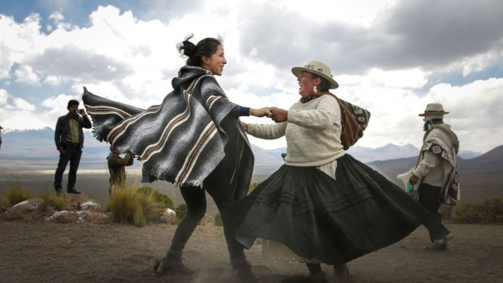 Marsia baila con otra mujer boliviana