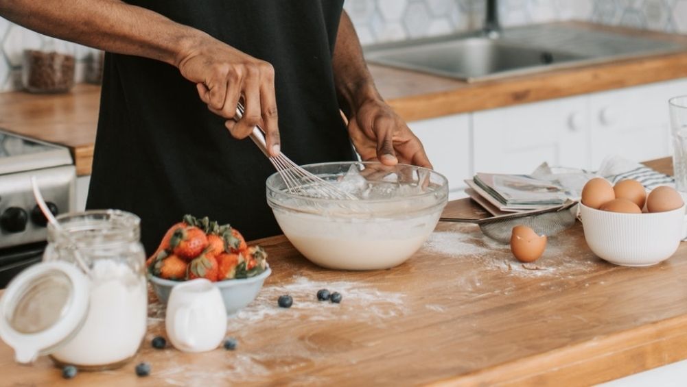 Mezcla de harina, huevos, azúcar y sal para la masa de crepes  Pexels