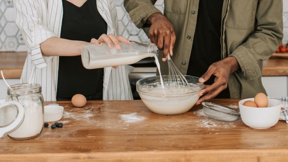 Añadiendo la leche a la masa de crepes / Pexels