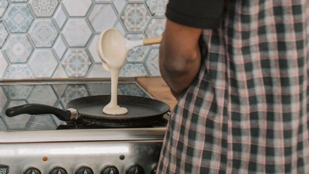 Crepes en la sartén / Pexels