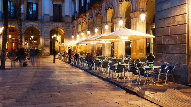 Terraza de un restaurante en la Plaza Real de Barcelona / Canva