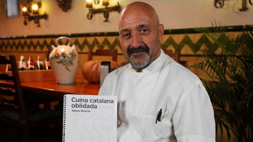 Xesco Bueno con su (no) recetario "Cuina catalana oblidada" / Foto cortesía de Editorial Larousse 