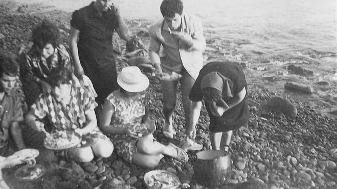 Reunión familiar alredor del caldero de Fuencaliente (La Palma) a pie de playa en los años sesenta