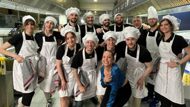 Los equipos de Disaster Chefs en la cocina de la competición antes de la emisión / Twitter