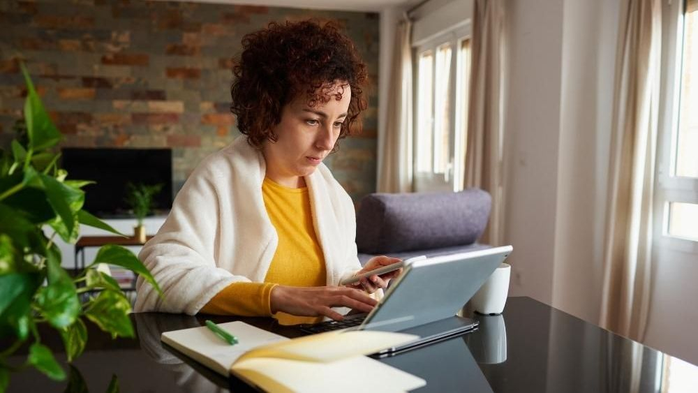 Mujer teletrabajando / Canva