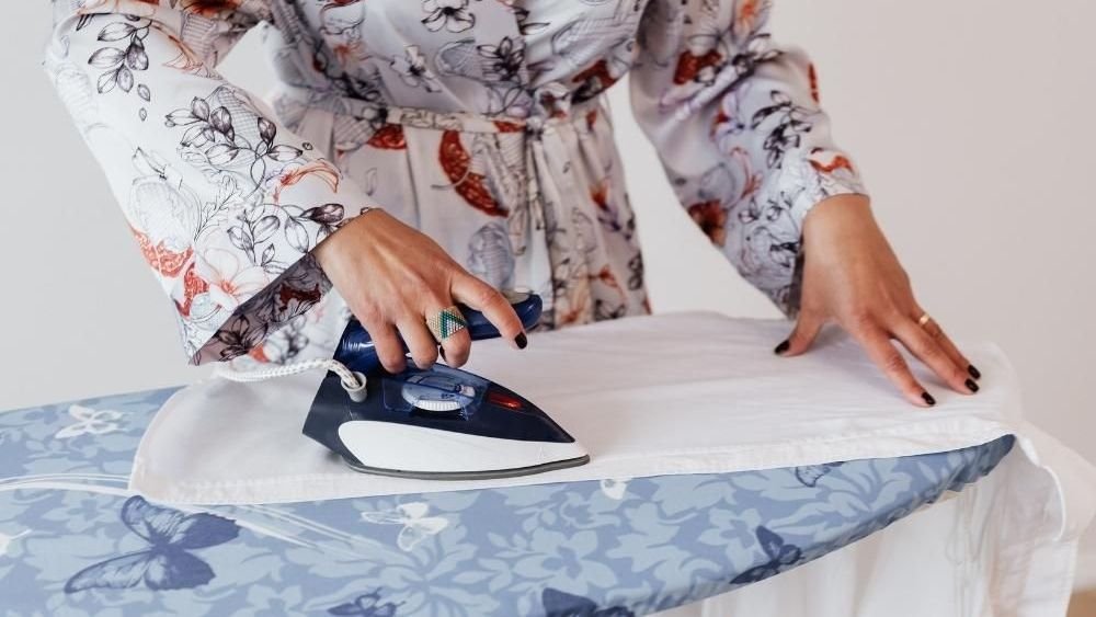 Mujer ocupándose de las tareas domésticas / Canva