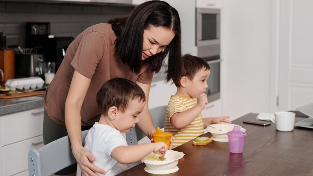 Mujer cuidando a sus hijos / Canva
