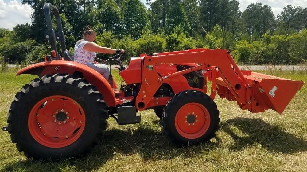 Mujer con un tractor / Canva
