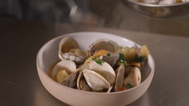 Captura del vídeo promocional donde se aprecia cómo son en el mundo blockchain unas almejas marineras / The Flying Restaurant Captura del vídeo promocional donde se aprecia cómo son en el mundo blockchain unas almejas marineras / The Flying Restaurant