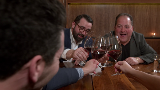 Los socios del primer restaurante NFT del mundo brindan en una escena del vídeo promocional Los socios del primer restaurante NFT del mundo brindan en una escena del vídeo promocional