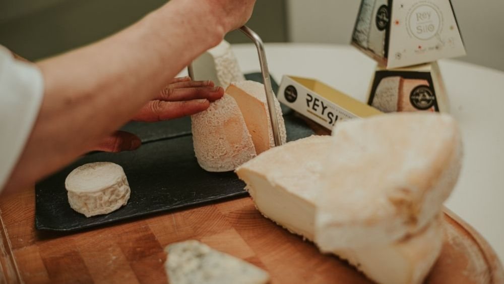 Artesano cortando queso en la quesería Rey Silo / Javier Llavona