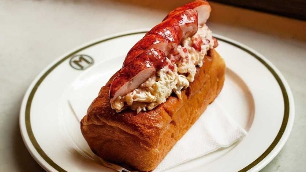 Lobster roll de bogabante y cangrejo real en pan de brioche / Restaurante Manero