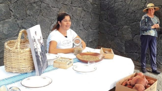 Matilde Rodríguez Borges y Natividad Cabrera Morales con la mesa puesta, preparada para servir el potaje de chícharos / Fran Belín