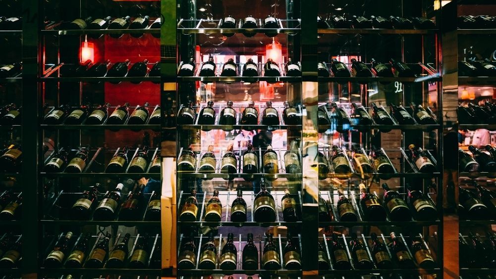Botellas de vino en una estantería  Pexels