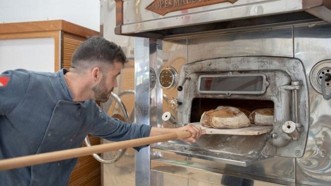 Daniel Ramos horneando pan en su obrador de Chiclana (Cádiz)