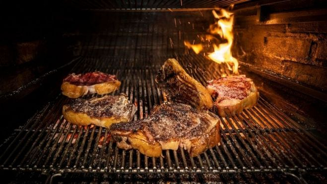 Chuletas sobre la parrilla en Casa Julián de Tolosa / Cedida