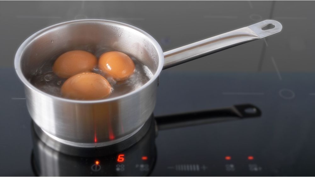 Huevos en un cazo para cocerlos