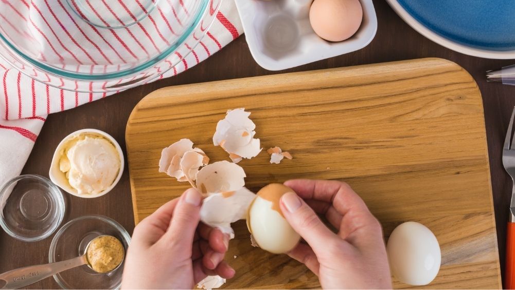 Pelar huevos duros