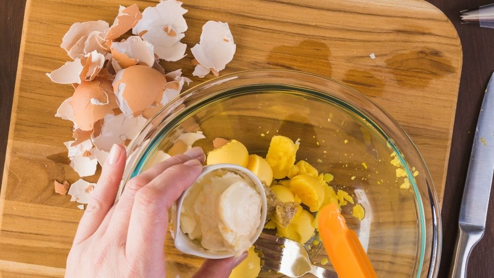 Prepara el relleno de los huevos