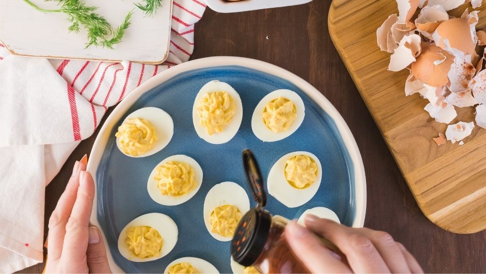 Espolvorea el pimentón sobre los huevos