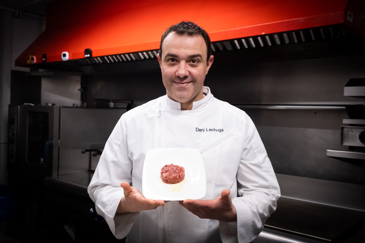Dani Lechuga con su steak tartar / Pablo Miranzo (Hule y Mantel)