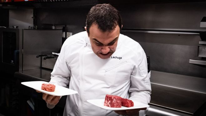 Dani Lechuga junto al Steak Tartar y la carne con la cual lo elabora / Pablo Miranzo (HULE)