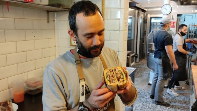 Oswaldo Brito en el obrador de Pa de Kilo / Foto Oscar Gómez. Los 10 mejores bocadillos con queso de Barcelona