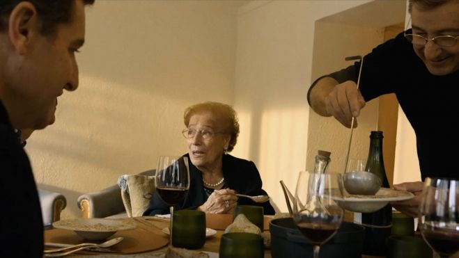 Josep Roca, Montserrat Fontané y Joan Roca compartiendo mesa en un fotograma del documental Sembrando el Futuro (2021)