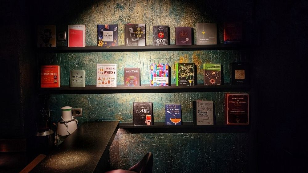 Detalle de los libros de coctelería en Backstage, coctelería anexa al restaurante Teatro (antiguo Tickets) / Foto: Carmen Alcaraz del Blanco