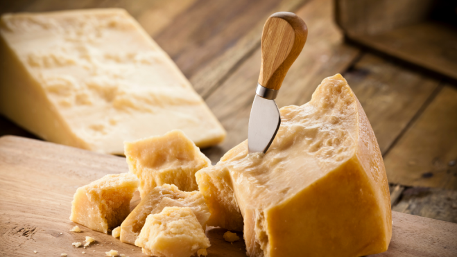 Cuña de queso Parmeggiano-Reggiano / Foto: Canva