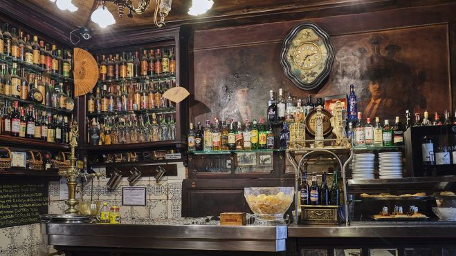 La histórica barra de la Taberna Antonio Sánchez / Restaurantes Centenarios La histórica barra de la Taberna Antonio Sánchez / Restaurantes Centenarios