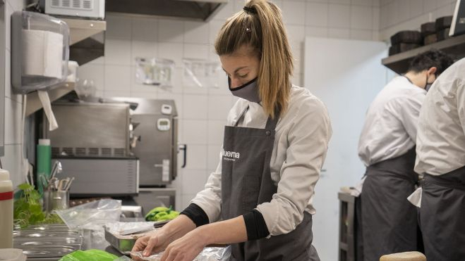 El equipo de Víctor Quintillà trabajndo en la cocina del restaurante Lluerna/ Foto: Lena Prieto (Hule y Mantel)
