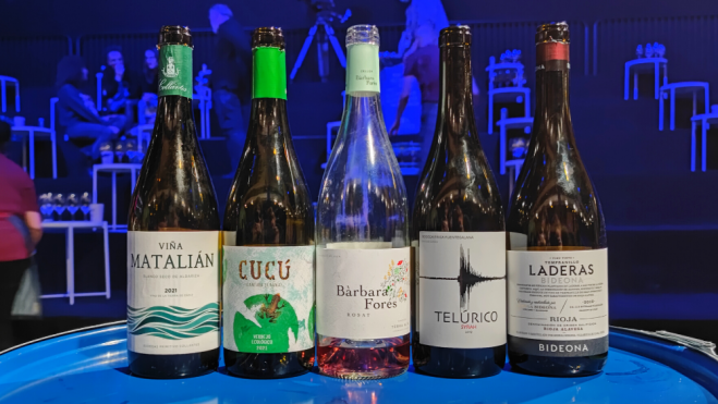 Los vinos escogidos por Santi Rivas, todos por debajo de los 10 euros / Foto: Carmen Alcaraz del Blanco (Hule y Mantel)