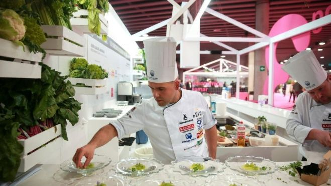 Un cocinero preparando una demostración culinaria en Alimentaria / Foto: Alimentaria