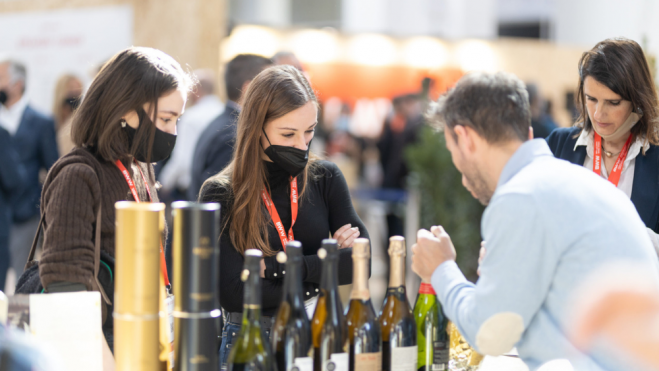 Asistentes a la Barcelona Wine Week 2022 en un stand / Foto: BWW