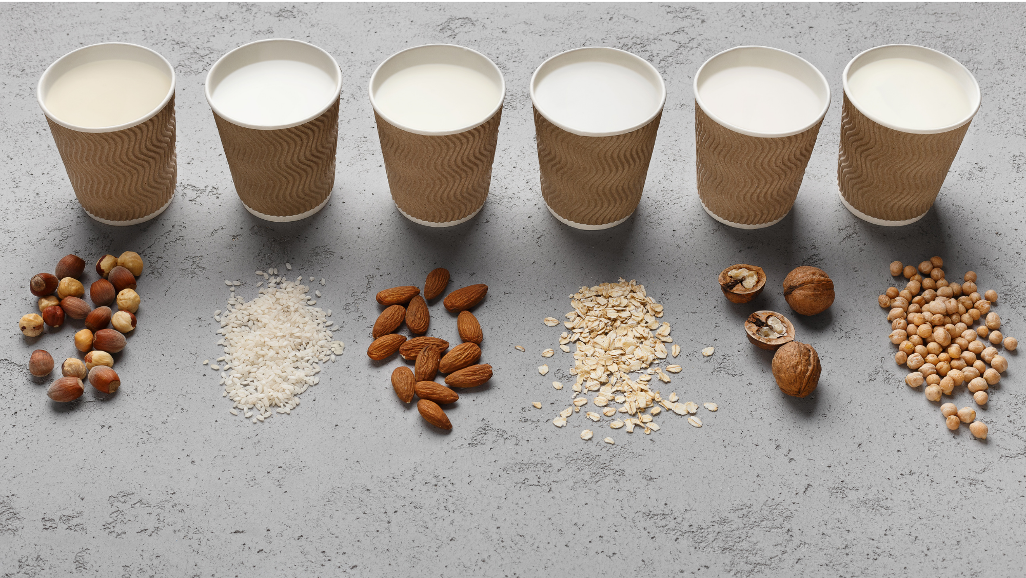 Vasos con diferentes bebidas vegetales / Foto: Canva
