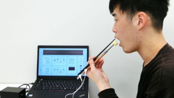 Una persona prueba los palillos eléctricos durante el estudio de la Universidad Meiji en Japón / Fuente: Universidad Meiji