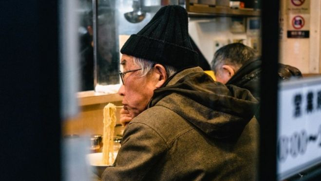 Un hombre come en un restaurante de Japón / Foto: Canva