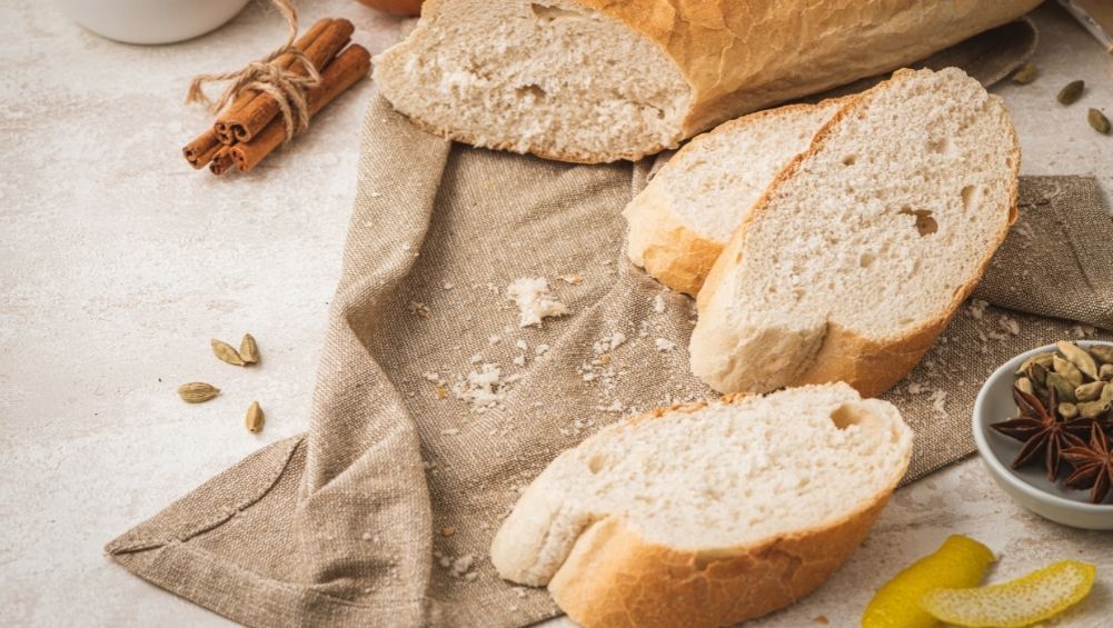 Corta el pan / Foto: Canva