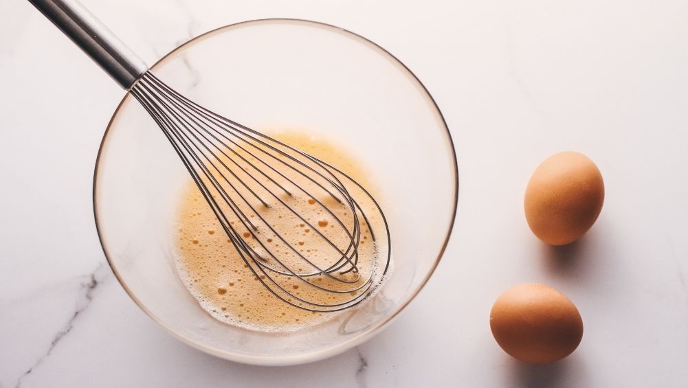 Bate los huevos / Foto: Canva